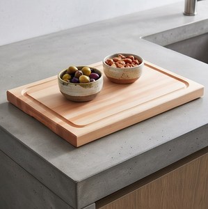 Tabla de cortar rectangular de madera natural con ranura para jugos y asa - Product Image 3