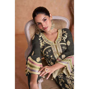 Ensemble haut-bas et dupatta brodé magnifique pour femmes pour les fêtes - Product Image 2