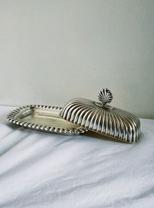 Plat à beurre en laiton avec couvercle et poignée, motif floral, plaqué argent, qualité alimentaire, plateau à beurre de haute qualité, décoration de table. - Product Image 5