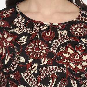 Kurta noire en coton slub imprimé Kalamkari pour femme, coupe trapèze, col rond, manches trois-quarts, style ethnique décontracté. - Product Image 3