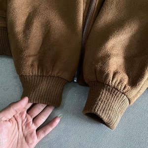 เสื้อแจ็คเก็ตขนเฟลซบุซับในแบบซิป ปักโลโก้ตามสั่ง คอปกพับได้ สำหรับผู้ชาย แจ็คเก็ตลำลองฤดูหนาว ชายเสื้อแบบริบ ทรงเข้ารูปทันสมัย - Product Image 5