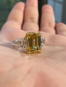 Anillo de Compromiso REVAT JEWELS con Tres Piedras de Diamante Amarillo Cultivado en Laboratorio de 5 Quilates, Piedras Laterales Trapezoidales, Oro de 18K, Certificado IGI - Product Image 2