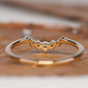 Anillo de Boda Apilable de Lujo para Mujer, con Banda Curva y Moissanita de Corte Brillante, en Plata de Ley 925 Chapada en Oro - Product Image 4