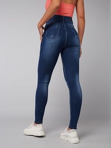 Jean en denim extensible de qualité supérieure pour femme - Coupe vintage ajustée au niveau du genou, taille mi-haute, avec finition claire/foncée/moyenne - Product Image 3