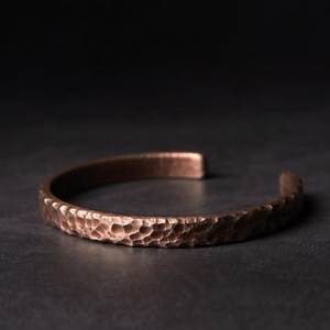 Brazalete Minimalista de Latón en Tono Dorado, Diseño Abierto y Redondo - Product Image 2