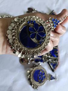 Conjuntos de joyería afgana de metal pesado de primera calidad con múltiples filas de monedas vintage y artesanía tradicional kuchi para ocasiones formales. - Product Image 3