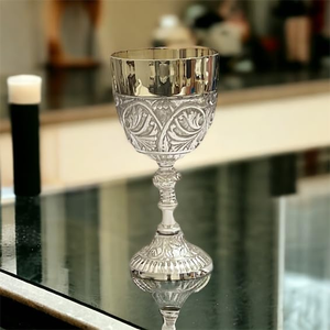 Copa de Latón Ornamentada con Grabado en Relieve y Acabado Plateado, Cáliz Decorativo Vintage Hecho a Mano, Copa de Vino de Metal, Decoración Tradicional para Mesa - Product Image 6