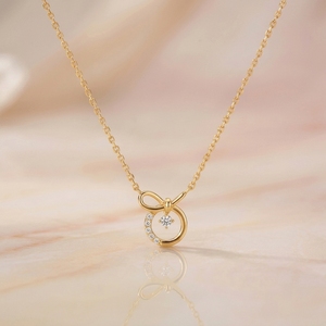Collar con Colgante Solitario de Oro Amarillo de 10k con Lazo de Cinta y Diamante Cultivado en Laboratorio de Corte Redondo, Joyería Ligera para Uso Diario RAAMAA - Product Image 3