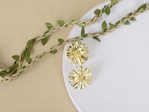 Pendientes de botón florales de latón chapado en oro de 18 quilates Golden Daisy Bloom para mujer, joyería de lujo para fiestas - Product Image 1
