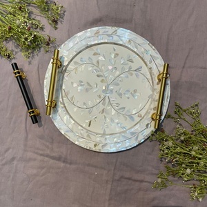 Plateau de service rond LORD en nacre incrustée avec poignées en laiton, plat décoratif pour présentation sur table, provenant de l'Uttar Pradesh - Product Image 5
