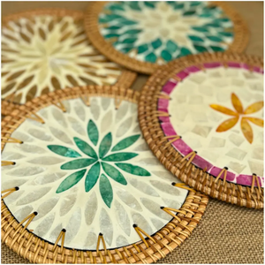 Posavasos de Ratán Tejidos a Mano con Incrustaciones de Mosaico Floral para una Decoración de Mesa de Lujo - Product Image 5
