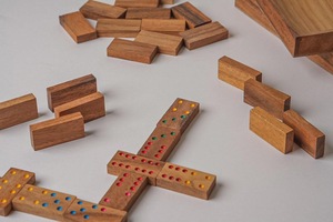 Juego de Dominó Doble Seis de Madera de Colores ILAHI, 28 Piezas, Ecológico, Tallado y Grabado, Diseño Antiguo, Caja Rectangular Alta de Madera - Product Image 4