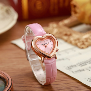 Reloj de Cuarzo para Mujer con Motivo de Corazón - Elegante Reloj de Moda Retro, Caja Delgada y Accesorio Diario Versátil - Product Image 4