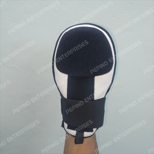 Fabrication de protège-mains en néoprène de haute qualité pour softball et baseball, conçus sur mesure, pour droitiers et gauchers. - Product Image 1