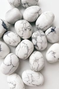 Piedra preciosa de cristal curativo natural | Piedra de Chakra Reiki con patrón de mármol blanco tallado a mano para regalos y decoración - Product Image 2