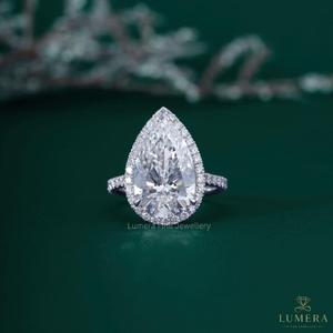 Anillo Elegante con Diamante Cultivado en Laboratorio en Forma de Pera, Certificado IGI, Engastado con Micropavé Continuo y Halo, Estilo Vintage - Product Image 2