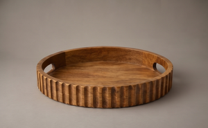 Bandeja Redonda de Madera de Mango con Acabado en Nogal, Plato Decorativo de Madera con Borde Acanalado y Ranuras para Colgar - Product Image 5