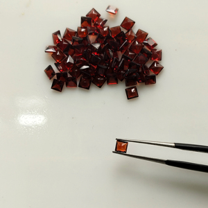 โกเมนสีแดงธรรมชาติ 3.5 มม. ทรงสี่เหลี่ยมเจ้าหญิงคัท คุณภาพดีที่สุด พลอยเม็ดเดี่ยวสำหรับทำเครื่องประดับ - Product Image 3