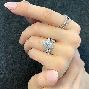 Bague à trois pierres en diamant de laboratoire de forme poire de 3,01 à 3,50 carats, collection élégante de bagues en diamant pour fiançailles, fête, mariage - Product Image 6