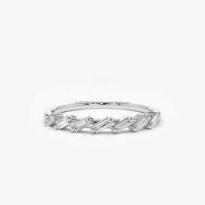 Bague de mariage et d'anniversaire minimaliste pour femme en or massif 14 carats avec diamant naturel taille baguette de 0,28 ct, demi-éternité, bande de 2 mm - Product Image 1