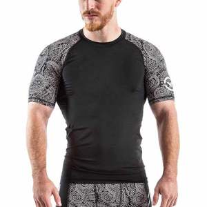 เสื้อรัดกล้ามเนื้อ MMA สำหรับผู้ชาย ผ้าสแปนเด็กซ์/โพลีเอสเตอร์ แขนสั้น ระบายอากาศ แห้งเร็ว รับผลิตตามแบบ สั่งทำได้จากโรงงานโดยตรง - Product Image 1