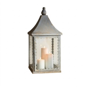 Farol de Hierro Festoneado, Portavelas de Metal y Vidrio Gris Vintage, Lámpara de Mesa Decorativa Bohemia Ecléctica para Interiores y Exteriores - Product Image 1