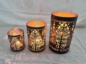 เชิงเทียนเหล็กตกแต่งรูปต้นคริสต์มาสทำมือจาก Sonnet Decor ชุด 3 ชิ้น ทนความร้อน สำหรับตกแต่งบ้านในช่วงเทศกาล - Product Image 3