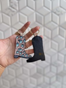 Porte-clés en cuir véritable fait main, design inspiré des bottes de luxe, gravé à la main, boucles d'oreilles porte-clés en cuir véritable, accessoire cadeau unisexe - Product Image 5