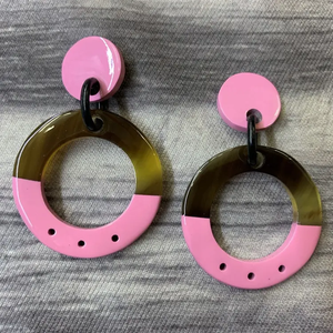 Boucles d'oreilles pendantes en laque de corne de buffle personnalisées faites à la main Style mignon Mode d'anniversaire de mariage pour enfants écologique - Product Image 4
