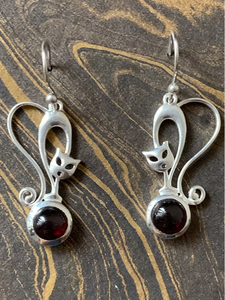 Élégantes boucles d'oreilles pendantes en grenat, serties d'un cadre en argent 925 en forme de chat, bijoux fins faits à la main, vente en gros - Product Image 3