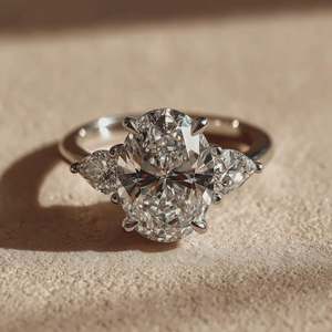 Bague de fiançailles ovale en diamant de laboratoire de 3 carats pour femme, or blanc 14 carats, cadeau de fête raffiné pour les amoureux, bague à trois pierres - Product Image 1