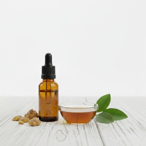 น้ำมันหอมระเหยสเตอร์แซกซ์เบนโซอินบริสุทธิ์จาก Aromaaz International กลั่นด้วยไอน้ำ ป้องกันริ้วรอย ผู้ผลิตและผู้จัดจำหน่ายขายส่ง - Product Image 1