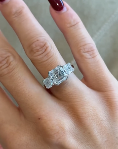 Bague de fiançailles solitaire à trois pierres avec diamant de laboratoire taille Asscher de 2 carats et pierres latérales taille Asscher de 1 carat total, certifiée IGI - Product Image 4