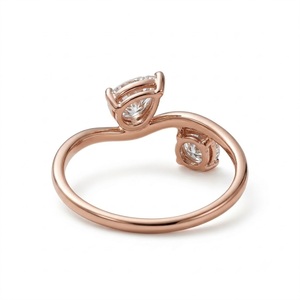 Anillo de compromiso Toi et Moi con diamantes de laboratorio EF VVS de 1.5 quilates, corte pera y redondo, anillo curvo de dos piedras, oro de 14K/18K, anillo de promesa de boda. - Product Image 4