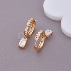 Nouvelle collection de boucles d'oreilles en diamants de laboratoire taille ronde et baguette, en or rose, pour femmes, provenant d'un fournisseur indien. - Product Image 4