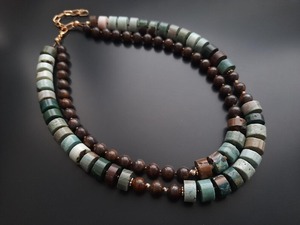 Collar artesanal de resina con diseño de ángel, forma irregular, cuentas multicolor, elaborado con aspecto de piedra natural, diseño moderno y a la moda. - Product Image 2