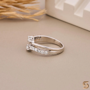 Bague Moissanite Moderne Ondulée en Or Massif 14K avec Bande Élégante en Moissanite – Bijou Fin Éthique, Idéal pour le Quotidien - Product Image 3