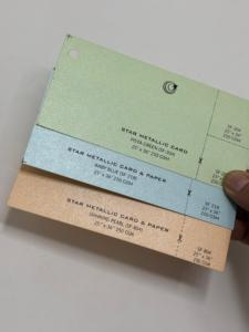 Papeles reciclados metálicos premium con un elegante acabado brillante para manualidades, empaques, invitaciones y proyectos creativos. - Product Image 2