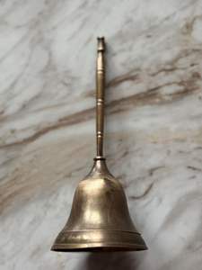 Campana de Mano Clásica de Latón, Artesanía Tradicional, Acabado Pulido, Ideal para Rituales, Meditación, Eventos y Decoración Espiritual - Product Image 5