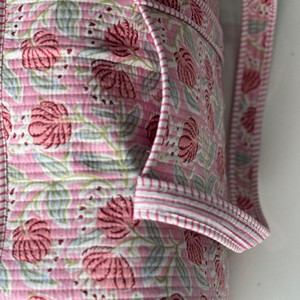 Pink Floral Pattern Duffel <b>Bag</b> With Zipper Closure Large Capacity <b>Travel</b> Weekender <b>Bag</b> Textile Material - Product Image 2