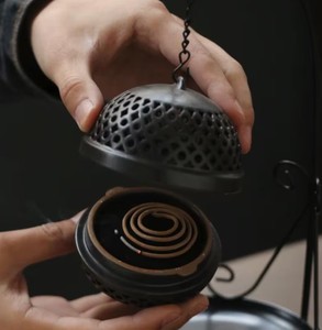 Quemador de Incienso Aromático Colgante de Hierro con Soporte |   Quemador de incienso estilo linterna |   Portafragancias Decorativo y Duradero para el Hogar - Product Image 3