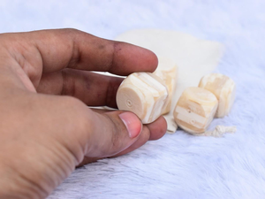 Dés de jeu de société personnalisés 16 mm D6 en os d'ivoire blanc, points circulaires noirs, écologiques, faits à la main, modernes, artisanat naturel en buffle - Product Image 3