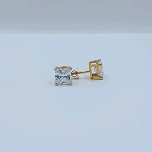 Élégantes boucles d'oreilles clous carrées en or 22 carats avec diamants, sertissage classique à griffes, bijoux minimalistes et stylés pour femme, usage quotidien - Product Image 1