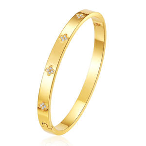 Bracelet jonc tendance en laiton plaqué or 18 carats PVD avec zircons, motif géométrique, serti en canal, personnalisable, cadeau unisexe - Product Image 1