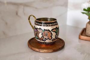 Mug en cuivre émaillé noir peint à la main avec motif floral gravé, poignée en laiton, vaisselle décorative, collection cadeau - Product Image 5