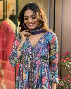 Nuevo conjunto de traje Anarkali color púrpura, parece ser un atuendo de fiesta hecho de tela Maslin con borde de encaje. - Product Image 3