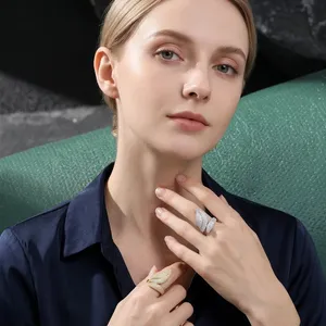 LAX DIORE JEWELS Bague Chevalière Carrée de Luxe Premium pour Femme, Plaqué Or 18K, Moissanite de Laboratoire, Bijou Hip Hop Grosse et Sertie - Product Image 1