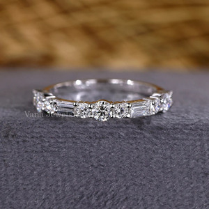 Anillo de compromiso y aniversario de boda de oro macizo de 14K con diamante cultivado en laboratorio de corte baguette, banda apilable de oro amarillo con pavé, regalo perfecto - Product Image 2