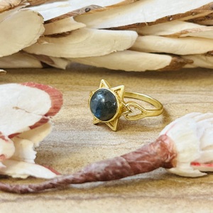 Nouvelle Collection : Bague Étoile Céleste en Labradorite, Bijou Bohème en Laiton Plaqué Or 18K pour Femme, Bague Délicate Étoile Tendance, Vente en Gros - Product Image 5