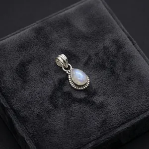 Colgante de plata de ley 925 con piedra lunar arcoíris Divine Radiance Drop para la fuerza emocional, joyería unisex. - Product Image 3